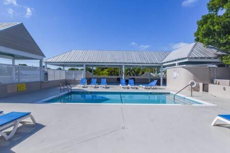 New Casa Caribe By Brightwild- Two-Story Condo Rooftop Pool Key West Eksteriør billede