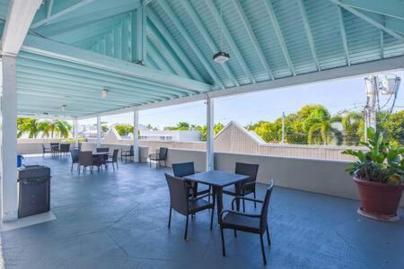 New Casa Caribe By Brightwild- Two-Story Condo Rooftop Pool Key West Eksteriør billede